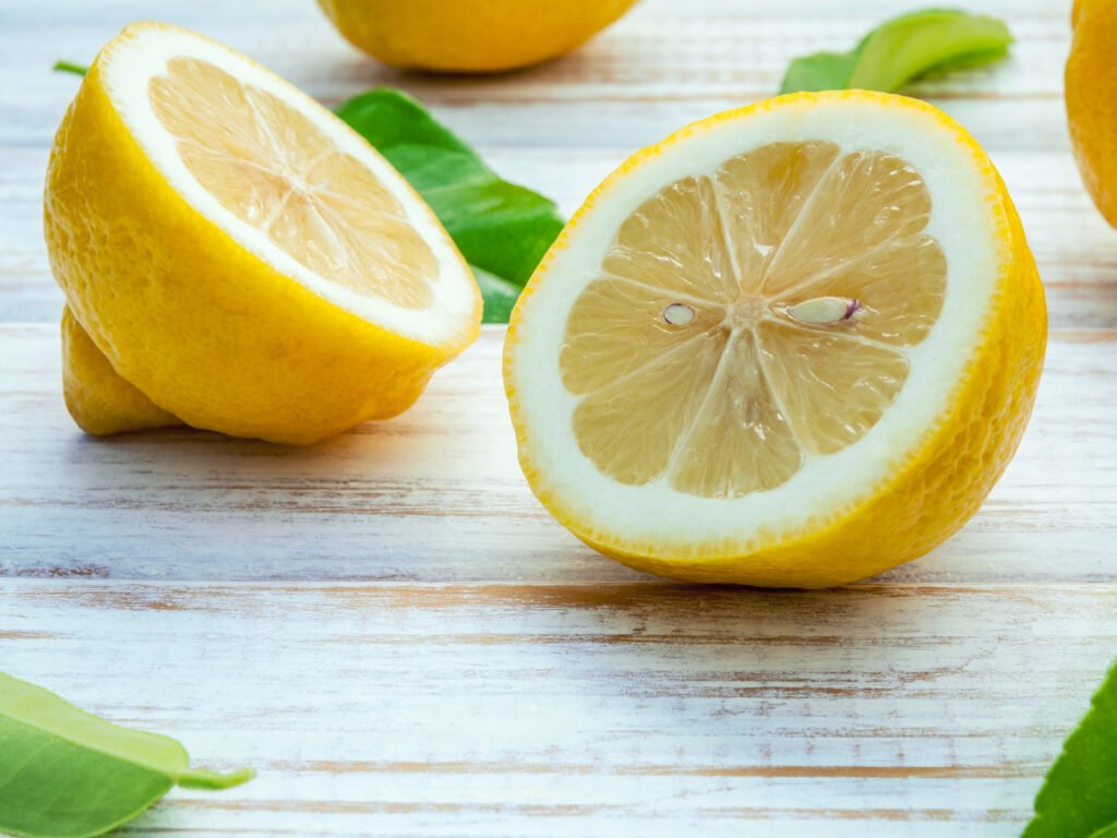 Lemon for brightening and tightening: remedies for exfoliation and pore tightening.